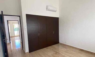 Se vende casa de 3 recámaras con alberca privada.