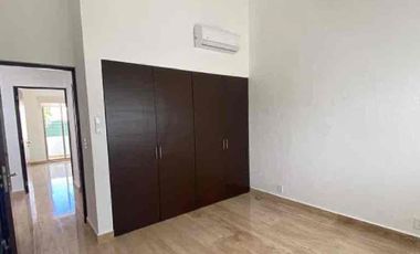Se vende casa de 3 recámaras con alberca privada.