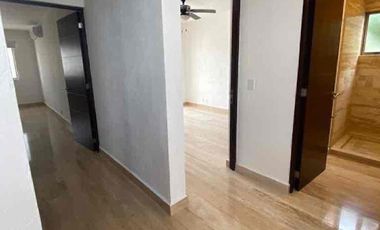 Se vende casa de 3 recámaras con alberca privada.