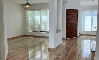 Se vende casa de 3 recámaras con alberca privada.