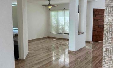 Se vende casa de 3 recámaras con alberca privada.