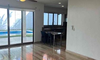 Se vende casa de 3 recámaras con alberca privada.