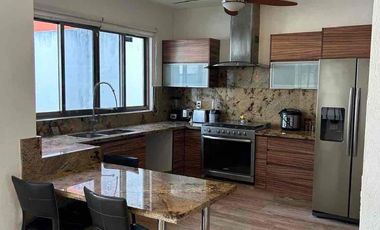 Se vende casa de 3 recámaras con alberca privada.