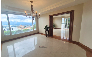 ARRIENDO AMPLIA CASA EN URBANIZACIÓN VISTA GRANDE.  MIRAVALLE CUMBAYÁ
