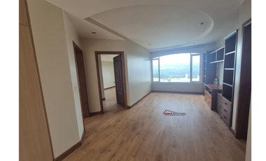 ARRIENDO AMPLIA CASA EN URBANIZACIÓN VISTA GRANDE.  MIRAVALLE CUMBAYÁ