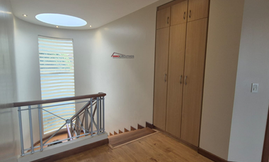 ARRIENDO AMPLIA CASA EN URBANIZACIÓN VISTA GRANDE.  MIRAVALLE CUMBAYÁ