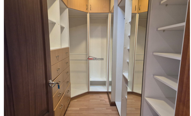 ARRIENDO AMPLIA CASA EN URBANIZACIÓN VISTA GRANDE.  MIRAVALLE CUMBAYÁ