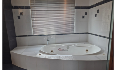 ARRIENDO AMPLIA CASA EN URBANIZACIÓN VISTA GRANDE.  MIRAVALLE CUMBAYÁ