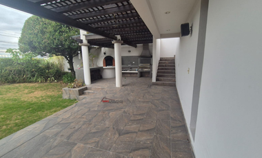 ARRIENDO AMPLIA CASA EN URBANIZACIÓN VISTA GRANDE.  MIRAVALLE CUMBAYÁ