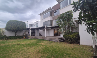 ARRIENDO AMPLIA CASA EN URBANIZACIÓN VISTA GRANDE.  MIRAVALLE CUMBAYÁ