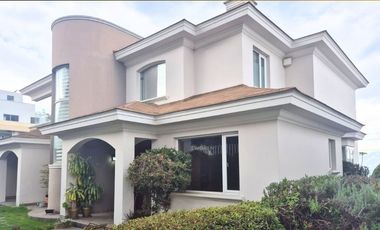 ARRIENDO AMPLIA CASA EN URBANIZACIÓN VISTA GRANDE.  MIRAVALLE CUMBAYÁ