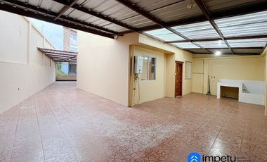Casa en venta en sector ciudad alegría a pasos de la Universidad nacional de Loja al sur de la ciudad