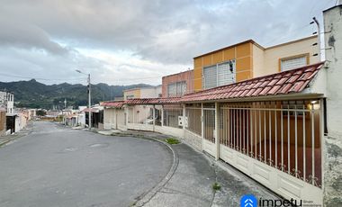 Casa en venta en sector ciudad alegría a pasos de la Universidad nacional de Loja al sur de la ciudad