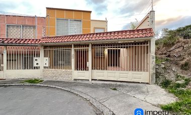 Casa en venta en sector ciudad alegría a pasos de la Universidad nacional de Loja al sur de la ciudad