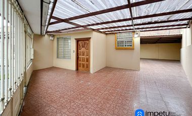 Casa en venta en sector ciudad alegría a pasos de la Universidad nacional de Loja al sur de la ciudad