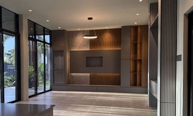 Contemporary House With Tropical Garden Landscape