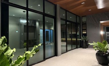 Contemporary House With Tropical Garden Landscape