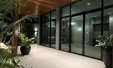 Contemporary House With Tropical Garden Landscape