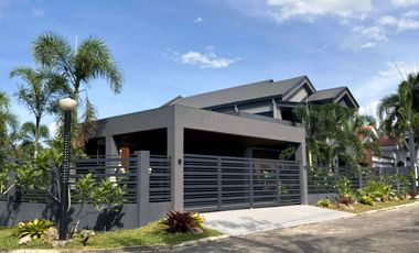Contemporary House With Tropical Garden Landscape