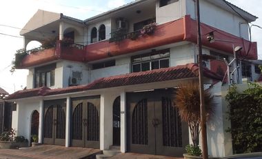 Se alquila amplio departamento en Ceibos.