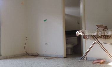 Se alquila amplio departamento en Ceibos.