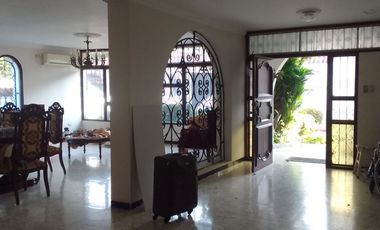 Se alquila amplio departamento en Ceibos.