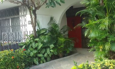 Se alquila amplio departamento en Ceibos.