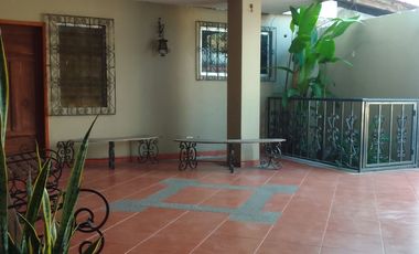 Se alquila amplio departamento en Ceibos.