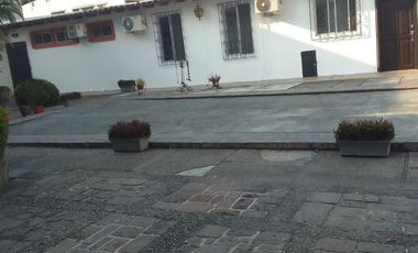 Se alquila amplio departamento en Ceibos.