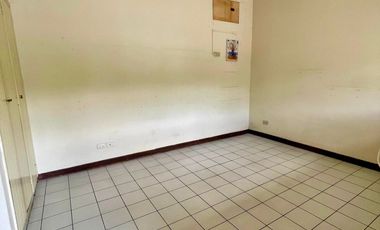 Se alquila amplio departamento, 3er piso, Ceibos.