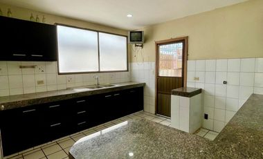 Se alquila amplio departamento, 3er piso, Ceibos.