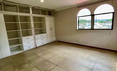 Se alquila amplio departamento, 3er piso, Ceibos.