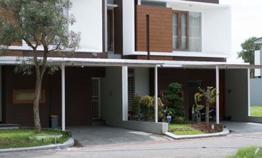 Dekat Ibarbo Park, Tidak Masuk Gang, Hunian Bergaya Minimalis Elegan