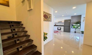 For sale Condo Sriracha Chonburi, Penthouse 3 bedroom 3 bathroom, Seaview Price 4.99 MB fully furnished.