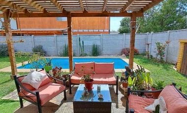 SINCRÓNICA PROPIEDADES VENDE HERMOSA CASA CÉNTRICA EN ALGARROBO