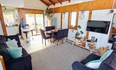 SINCRÓNICA PROPIEDADES VENDE HERMOSA CASA CÉNTRICA EN ALGARROBO