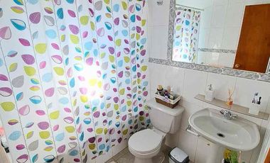 SINCRÓNICA PROPIEDADES VENDE HERMOSA CASA CÉNTRICA EN ALGARROBO