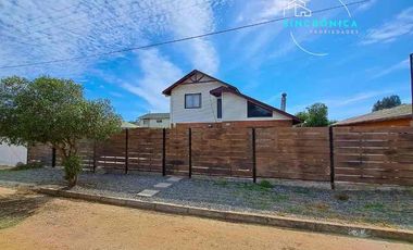 SINCRÓNICA PROPIEDADES VENDE HERMOSA CASA CÉNTRICA EN ALGARROBO