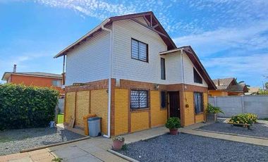 SINCRÓNICA PROPIEDADES VENDE HERMOSA CASA CÉNTRICA EN ALGARROBO