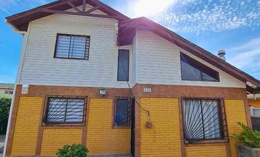 SINCRÓNICA PROPIEDADES VENDE HERMOSA CASA CÉNTRICA EN ALGARROBO