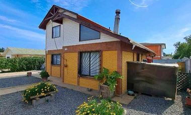 SINCRÓNICA PROPIEDADES VENDE HERMOSA CASA CÉNTRICA EN ALGARROBO