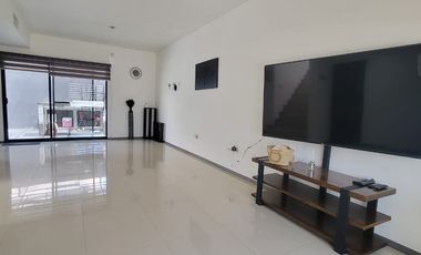 𝗥𝗘𝗦𝗜𝗗𝗘𝗡𝗖𝗜𝗔 𝗘𝗡 𝗨𝗡 𝗘𝗡𝗧𝗢𝗥𝗡𝗢 𝗗𝗘 𝗟𝗨𝗝𝗢 𝗨𝗕𝗜𝗖𝗔𝗗𝗔 𝗘𝗡 𝗔𝗟𝗧𝗔𝗥𝗜𝗔