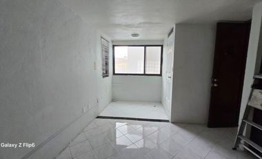 Recámara con baño propio a unos pasos del metro Culhuacán