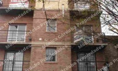 Departamento de 1 ambiente al frente, en primer piso con ascensor, muy luminoso y con balcón propio.