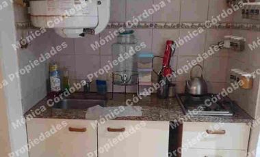 Departamento de 1 ambiente al frente, en primer piso con ascensor, muy luminoso y con balcón propio.