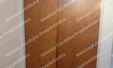 Departamento de 1 ambiente al frente, en primer piso con ascensor, muy luminoso y con balcón propio.