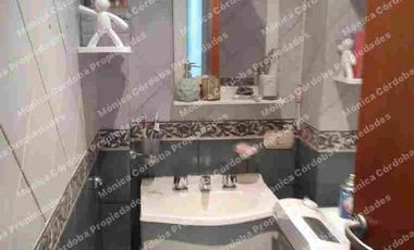 Departamento de 1 ambiente al frente, en primer piso con ascensor, muy luminoso y con balcón propio.