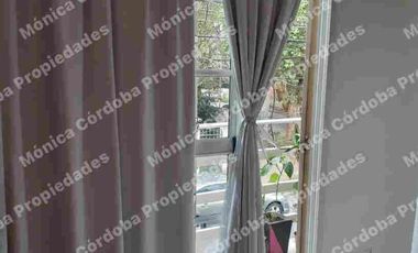 Departamento de 1 ambiente al frente, en primer piso con ascensor, muy luminoso y con balcón propio.