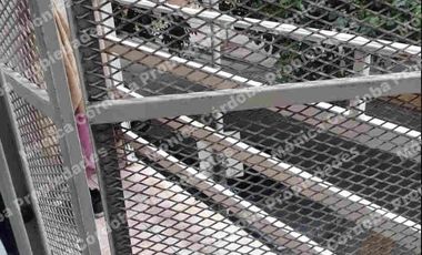 Departamento de 1 ambiente al frente, en primer piso con ascensor, muy luminoso y con balcón propio.