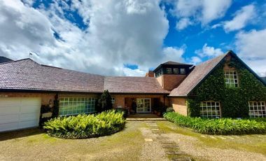 Esta CASA CAMPESTRE tiene todo si buscas confort, exclusividad, seguridad y vivir rodeado de naturaleza